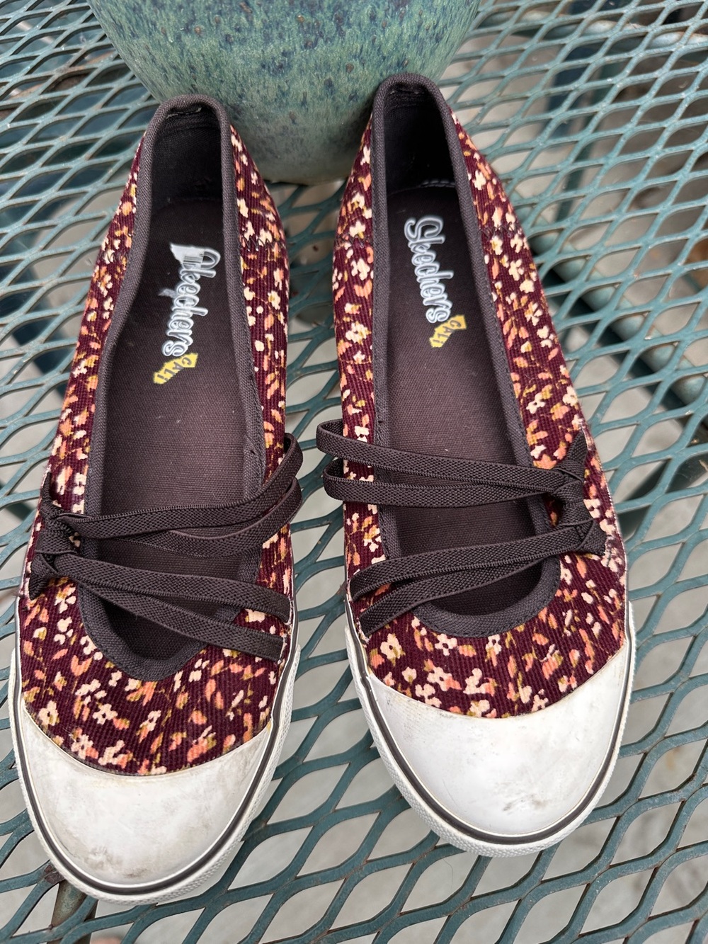 Skechers slip-on sneaker flats strappy ballet size 6